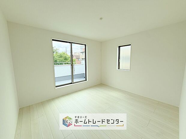 【洋室】主寝室は7.75帖、お子様がまだ小さいご家庭なら２階のお部屋はここだけでいいかもしれません、もちろんウォークインクローゼットがついておりますので、荷物に悩まされることなく、好きに家具の配置ができます
