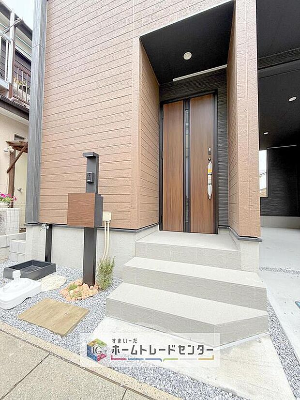 【玄関】駐車場横のアプローチを上がると、木目調の高級感のある玄関ドアがございます。玄関を開けると広々とした空間と収納も目の前に！玄関が広い家は入った瞬間から気持ちが良いです。ぜひご自身で確かめて見て下さい。