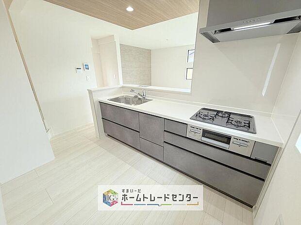 【キッチン】キッチンスペースは家族で作業が出来るよう広めにとりました。みんなで楽しくお料理をすれば、より美味しい食事が創れそうです。そしてお料理好きなお子様が育つかも、もちろん片付けもみんなでできます。