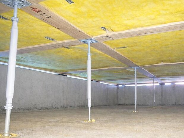 【【強く頑丈な「鋼製床束」】】建物の床を支える「床束」と呼ばれる支持材に、サビやシロアリを寄せ付けない鋼製の床束を採用。　従来品に比べ信頼性が高く、安心の強度で頑丈な構造を支えます。　長期間の使用でも痩せず、腐らず、メンテナンス性にも優れた素材です。