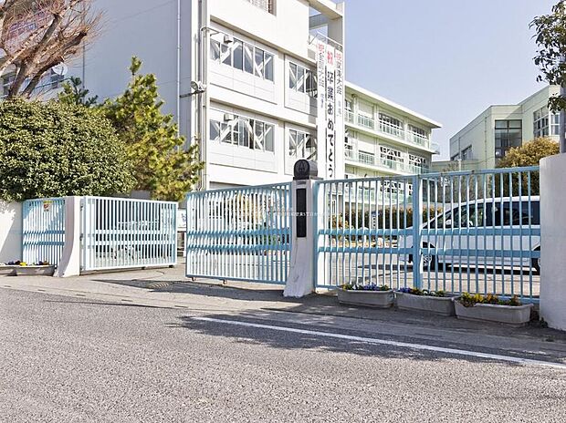 春日部市立春日部中学校（約2,100m）