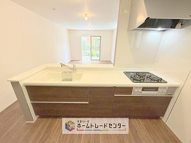 【【システムキッチン】】見栄えもよくお手入れもスムーズに出来ます。豊富な収納力もございますので、キッチンスペースをスッキリとお使い頂けそうです。