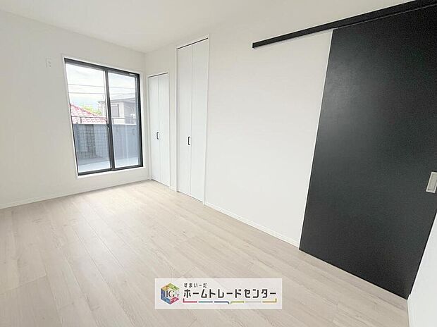【リビング以外の居室】日当りの良さは写真でも充分に伝わるかと思いますが、開放感のある周囲にめぐまれたおかげで、風通しもとても良くなっております。ぜひ現地を見ていただき体感していただきたいポイントです。