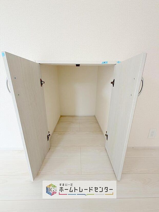 【収納】階段下のスペースを利用した収納です。実は戸建ては1階に収納が不足することも多く、掃除道具や趣味の物、トイレットペーパー等の消耗品置き場、資源ごみの一時保管等、用途は多岐にわたります。