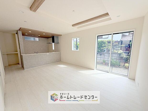 【リビング】広々としたリビングは南側に設けた掃き出し窓からたくさんの陽光を取り入れてくれます。家族が集まる空間ですからやはり明るさと、暖かさは大切です。広さがありますので家具の配置に悩まなくて済むのも良いです。