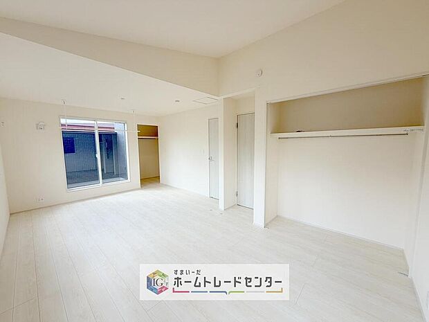 【リビング以外の居室】将来的には間仕切りを設けて二つの部屋にすることも考えた洋室です。現在は10帖以上の主寝室としてお使いいただき、家族が増えたとき、成長した時には、間仕切りをし、お二人分のプライベート空間へと変わります。