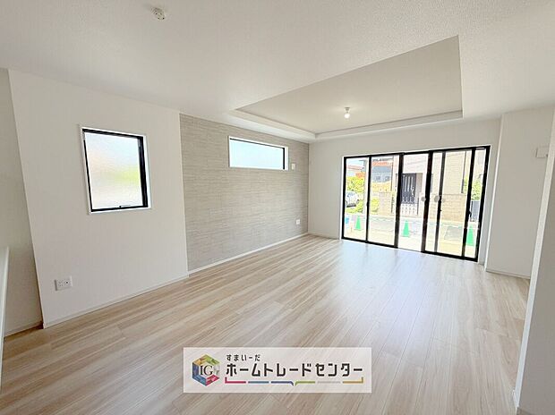 【リビング】大きな窓のあるリビングは、陽光あふれる明るい空間です。居心地良く、ご家族皆がゆったり寛げる憩いの空間となりそうです。