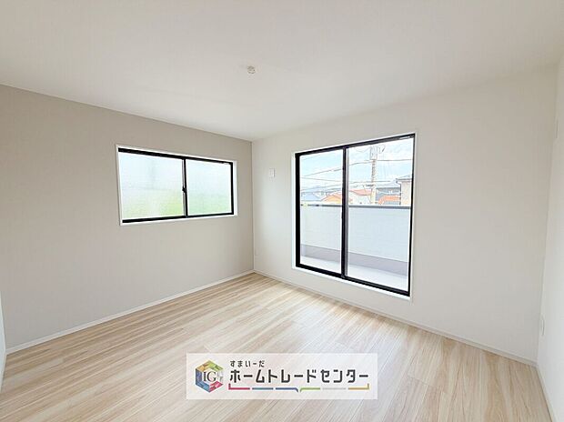 【洋室】日当りの良さは写真でも充分に伝わるかと思いますが、開放感のある周囲にめぐまれたおかげで、風通しもとても良くなっております。ぜひ現地を見ていただき体感していただきたいポイントです。