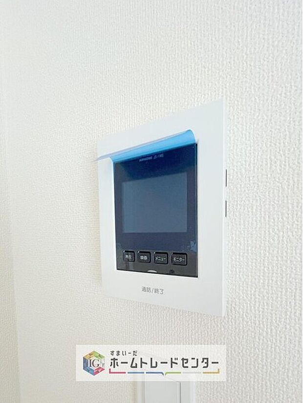 【【TVモニター付きインターホン】】録画機能もあり、どのような人が何時に来訪されたのかが分かります。防犯上はもちろん、お届け物などの把握にも便利です。ライトが付いているので、夜間でも安心です。