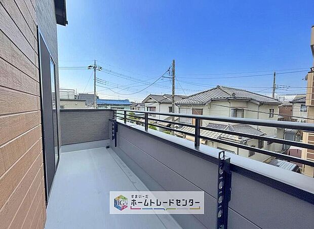 【バルコニー】南西面に面したバルコニーはもちろん日当たり良好です。お洗濯物を干していただく際にも楽にできるように奥行きを広くお取りいたしました。明るく、暖かなゆとりあるスペースで快適に家事を行っていただけます。