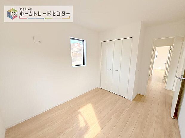 【リビング以外の居室】収納を完備している居室です。収納が豊富な住宅は居室空間がしっかりと使えるので暮らしやすさが断然に上がります。荷物をを気にすることなく家具の配置をお好み通りにできるのも大きな魅力です。