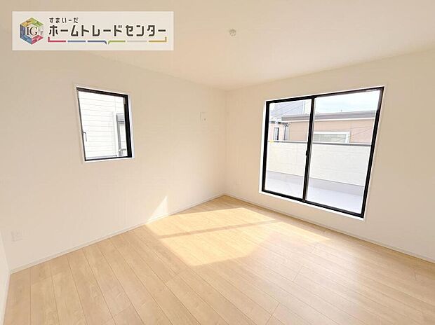 【リビング以外の居室】主寝室は9.8帖、お子様がまだ小さいご家庭なら2階のお部屋はここだけでいいかもしれません、もちろんウォークインクローゼットがついておりますので、荷物に悩まされることなく、好きに家具の配置ができます