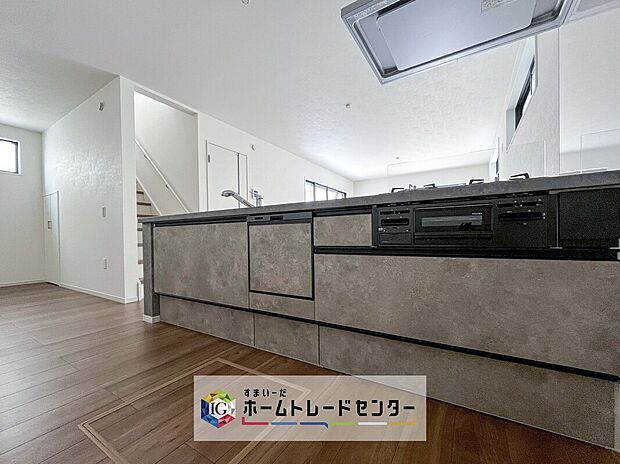 【【システムキッチン】】見栄えもよくお手入れもスムーズに出来ます。豊富な収納力もございますので、キッチンスペースをスッキリとお使い頂けそうです。
