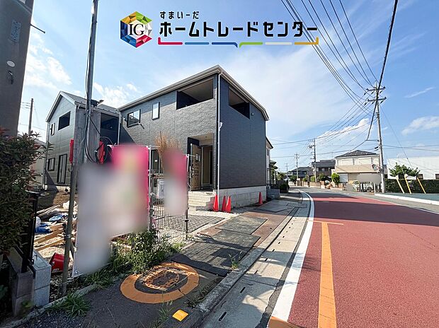 【前面道路含む現地写真】一戸建ての大きなメリットは、「自分の土地」を自由に使えること。好きなペットが飼えるほか、ガーデニングやDIY、車やバイクの手入れなど様々な趣味を楽しめます♪