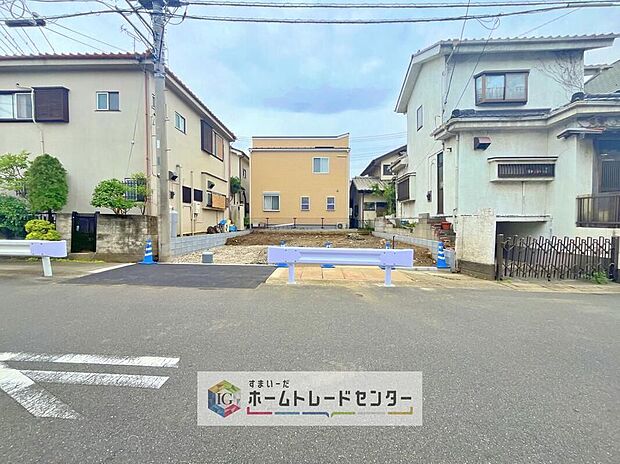 【現地外観写真】一戸建ての大きなメリットは、「自分の土地」を自由に使えること。好きなペットが飼えるほか、ガーデニングやDIY、車やバイクの手入れなど様々な趣味を楽しめます♪
