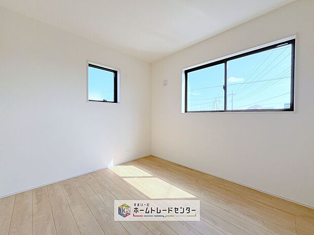 【洋室】2面採光の洋室です。窓からの眺望もよくなり視界が広いので、部屋にいても飽きません、そしてもちろん大切なのは明るさと風通し、明るい日差しと心地よい風で自分のお部屋でくつろげる贅沢をご提供します。
