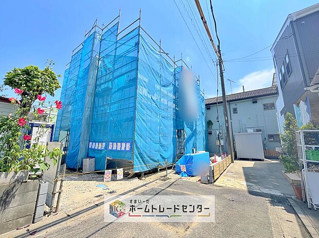 【前面道路含む現地写真】耐震等級最高等級の住宅性能評価書はもちろん、長期優良住宅の認定も受けた高性能な住宅です。長く、安心して住んでいただきたい、だからこそ厳しい第三者のチェックをお願いし、お客様に安心を届けます。