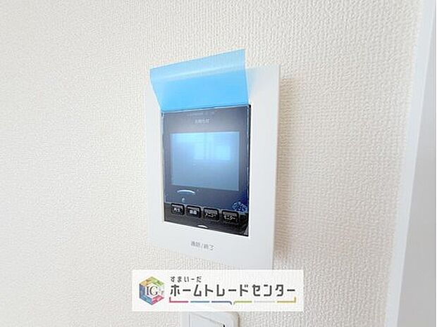 【【TVモニター付きインターホン】】録画機能もあり、どのような人が何時に来訪されたのかが分かります。防犯上はもちろん、お届け物などの把握にも便利です。ライトが付いているので、夜間でも安心です。