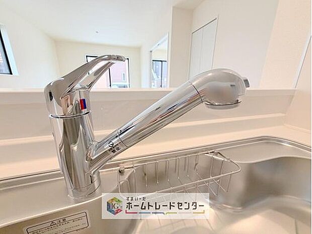 【【浄水器】】浄水カートリッジ内蔵で場所を取らずに見た目もスッキリ。ノズルはシャワーヘッドになっておりお掃除も楽々です。
