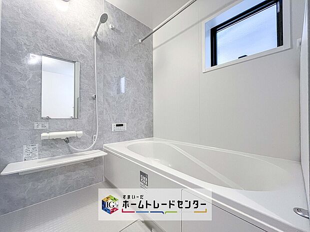 【【浴室】】一坪タイプのユニットバスは、足をしっかりと延ばして一日の疲れを癒すことが可能です。浴室暖房乾燥機も完備しておりますので、カビの心配が無いのはもちろん、雨の日のお洗濯物はお風呂で乾かせます。

