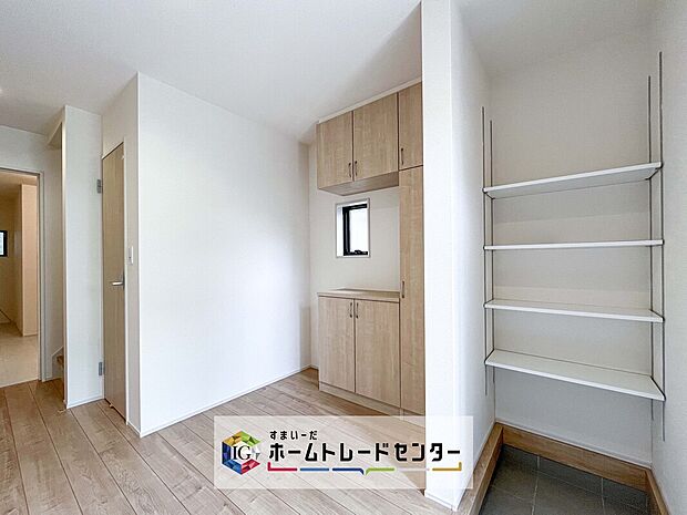 【玄関】玄関に備え付けのシューズボックス。大容量の収納力でご家族の履物もすっきり収納できます♪片付けが楽になる豊富な収納は、日々のストレス軽減にもつながります。

