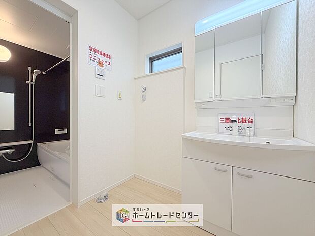【【洗面所】】合わせ鏡が可能な3面鏡です。朝の忙しい時間でもの身だしなみのチェックもここだけで完結できます。もちろん鏡の後ろは充分な収納力を持った収納となっており、視界に入る部分はスッキリと片付きます。