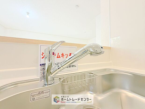 【【浄水器】】浄水カートリッジ内蔵で場所を取らずに見た目もスッキリ。ノズルはシャワーヘッドになっておりお掃除も楽々です。