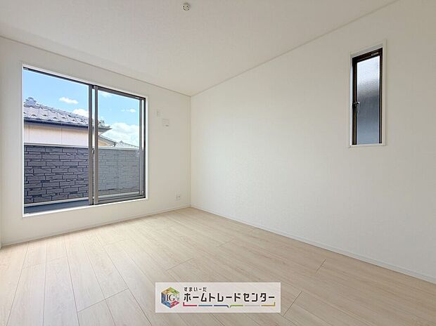 【リビング以外の居室】全居室2面採光です。光を取り入れやすのはもちろんですが、建物全体の窓の数も増えておりますので、換気性能に優れた物件です。窓を開ければ家中を気持ちの良い風が通り抜けます。