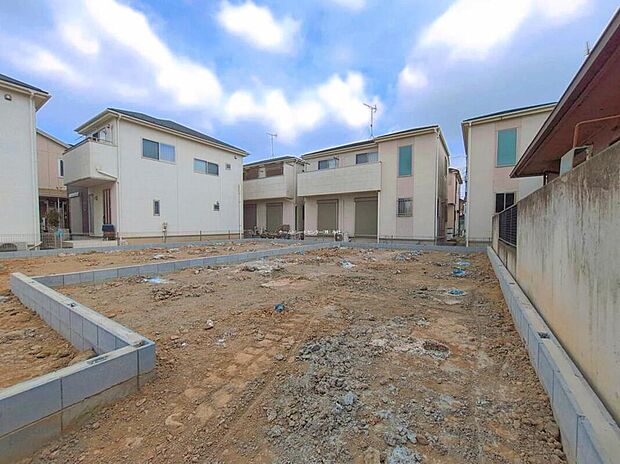 【現地写真】【3号棟】
どのような建物が建つか、間取りの広さなど、気になる点は丁寧にご説明いたします。資料請求やご案内は即日対応いたします。土日や平日、お仕事終わりの時間など、ご都合に合わせてご案内いたします。