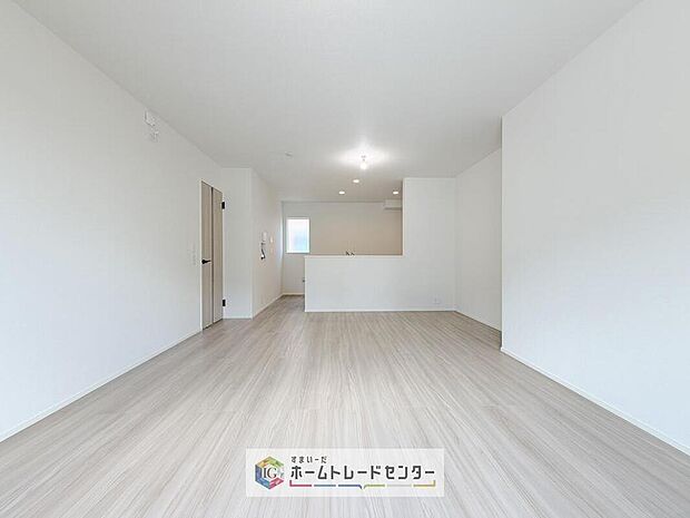 【リビング】縦長で奥行きのあるリビングは、家具の配置がしやすく使い勝手が非常に良いです。特にソファを配置した時にその便利さがお分かりいただけると思います。ゆったりと、くつろげる場所でなくてはならないと考えています