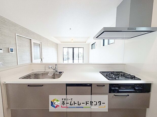 【【システムキッチン】】忙しいご家庭の味方、後片付けもラクラクなビルトイン食洗機付き。洗い終わった食器の水切りや乾燥としても便利です。