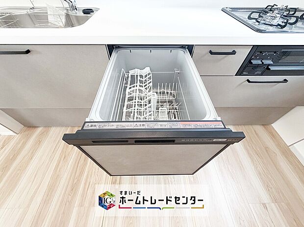 【【食器洗浄乾燥機】】忙しいご家庭の味方、後片付けもラクラクなビルトイン食洗機付き。洗い終わった食器の水切りや乾燥としても便利です。

