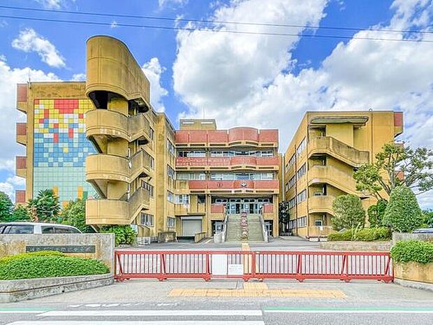 越谷市立千間台中学校（約1,300m）