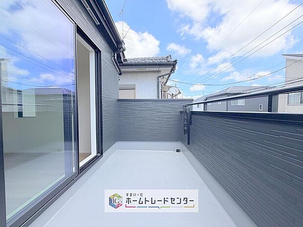 【バルコニー】南面に面したバルコニーはもちろん日当たり良好です。お洗濯物を干していただく際にも楽にできるように奥行きを広くお取りいたしました。明るく、暖かなゆとりあるスペースで快適に家事を行っていただけます。