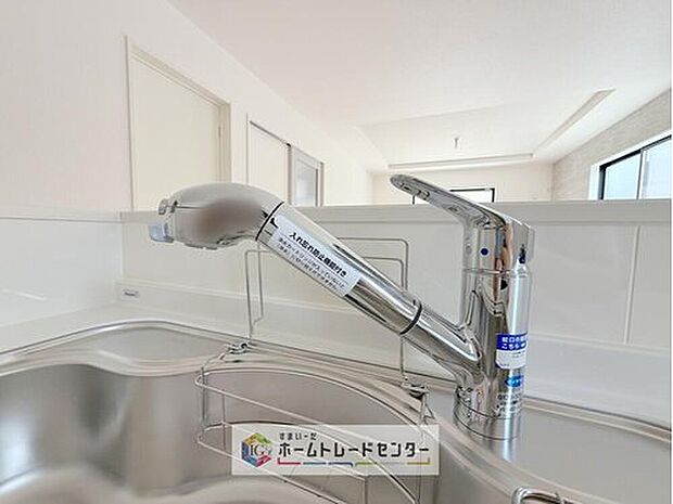 【【浄水器】】浄水カートリッジ内蔵で場所を取らずに見た目もスッキリ。ノズルはシャワーヘッドになっておりお掃除も楽々です。