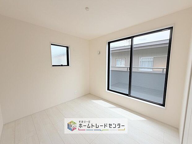 【リビング以外の居室】日当りの良さは写真でも充分に伝わるかと思いますが、開放感のある周囲にめぐまれたおかげで、風通しもとても良くなっております。ぜひ現地を見ていただき体感していただきたいポイントです。