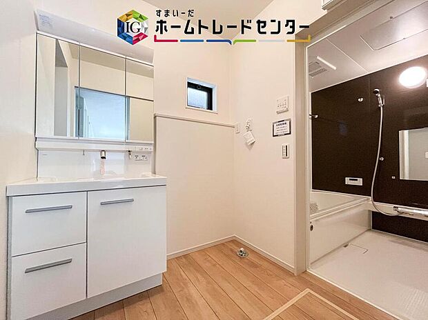 【【洗面所】】合わせ鏡が可能な3面鏡です。朝の忙しい時間でもの身だしなみのチェックもここだけで完結できます。もちろん鏡の後ろは充分な収納力を持った収納となっており、視界に入る部分はスッキリと片付きます。