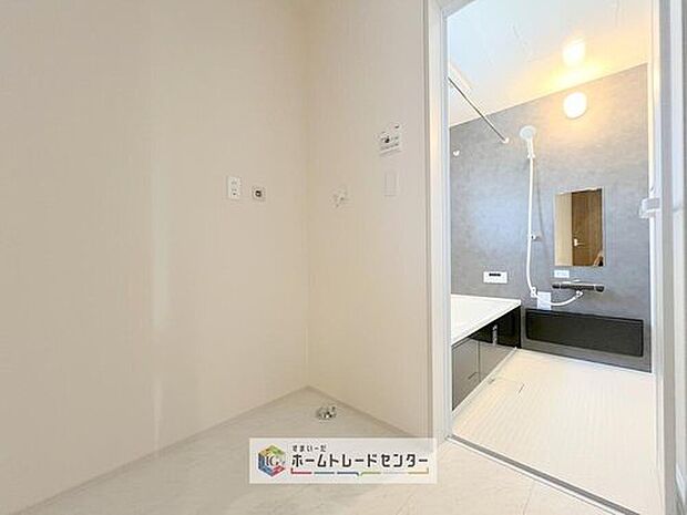 【【ランドリールーム】】雨の日の物干しや、洗濯した衣服にアイロンをかけたり畳んだり、洗濯に関する家事を一ヵ所で行うことができます。移動する手間が省けるので家事の時短になります♪