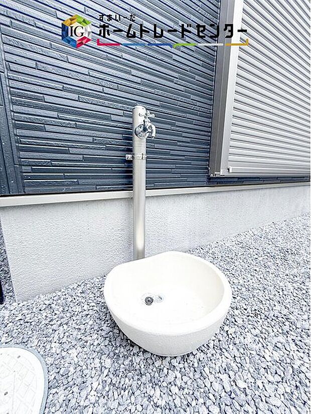 【その他設備】バーベキューなど、お庭でアウトドアを楽しむ方にとっては、外に水栓があれば家の中から水を運び出す手間が省けます。洗車の際にも便利です♪