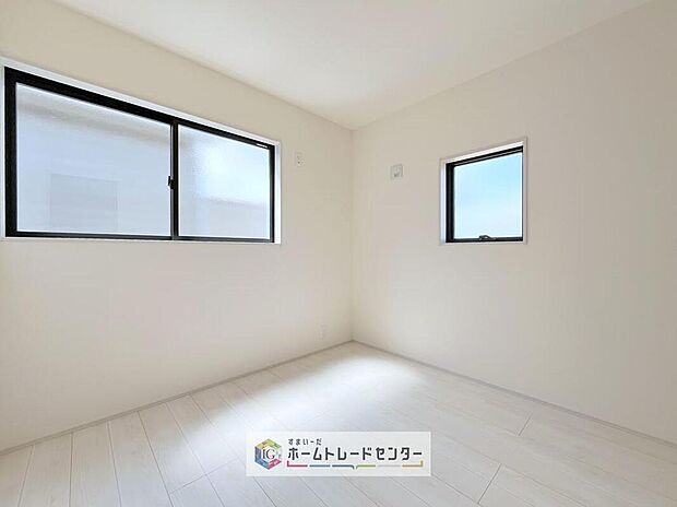 【洋室】2面採光の洋室です。窓からの眺望もよくなり視界が広いので、部屋にいても飽きません、そしてもちろん大切なのは明るさと風通し、明るい日差しと心地よい風で自分のお部屋でくつろげる贅沢をご提供します。