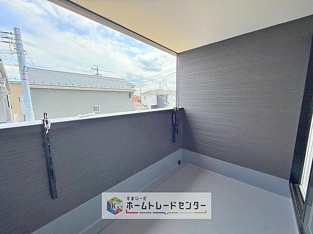 【バルコニー】南面に面したバルコニーはもちろん日当たり良好です。お洗濯物を干していただく際にも楽にできるように奥行きを広くお取りいたしました。明るく、暖かなゆとりあるスペースで快適に家事を行っていただけます。