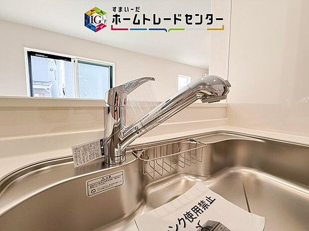 【【浄水器】】浄水カートリッジ内蔵で場所を取らずに見た目もスッキリ。ノズルはシャワーヘッドになっておりお掃除も楽々です。