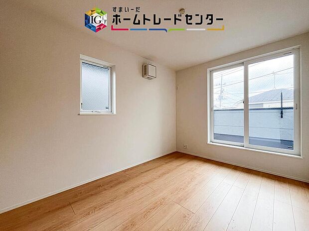 【リビング以外の居室】日当りの良さは写真でも充分に伝わるかと思いますが、開放感のある周囲にめぐまれたおかげで、風通しもとても良くなっております。ぜひ現地を見ていただき体感していただきたいポイントです。