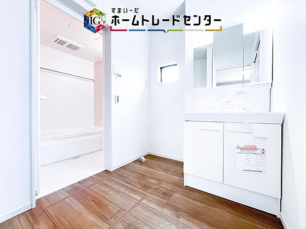 【【洗面所】】合わせ鏡が可能な3面鏡です。朝の忙しい時間でもの身だしなみのチェックもここだけで完結できます。もちろん鏡の後ろは充分な収納力を持った収納となっており、視界に入る部分はスッキリと片付きます。