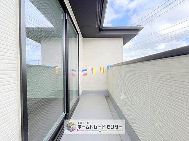 【バルコニー】南面に面したバルコニーはもちろん日当たり良好です。お洗濯物を干していただく際にも楽にできるように奥行きを広くお取りいたしました。明るく、暖かなゆとりあるスペースで快適に家事を行っていただけます。