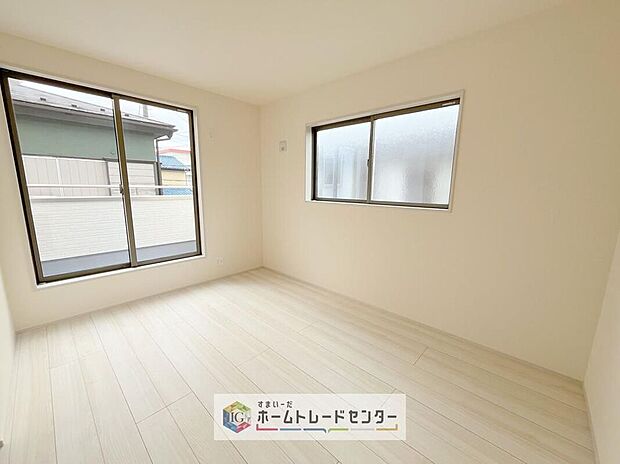 【リビング以外の居室】2面採光の洋室です。窓からの眺望もよくなり視界が広いので、部屋にいても飽きません、そしてもちろん大切なのは明るさと風通し、明るい日差しと心地よい風で自分のお部屋でくつろげる贅沢をご提供します。