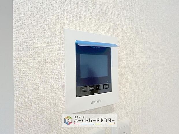 【【TVモニター付きインターホン】】録画機能もあり、どのような人が何時に来訪されたのかが分かります。防犯上はもちろん、お届け物などの把握にも便利です。ライトが付いているので、夜間でも安心です。