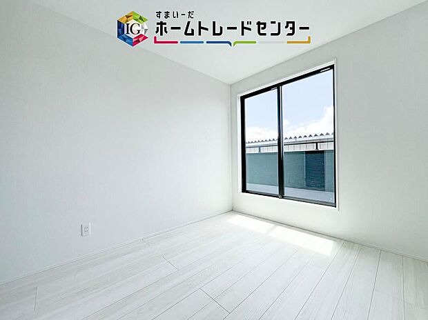 【リビング以外の居室】日当りの良さは写真でも充分に伝わるかと思いますが、開放感のある周囲にめぐまれたおかげで、風通しもとても良くなっております。ぜひ現地を見ていただき体感していただきたいポイントです。