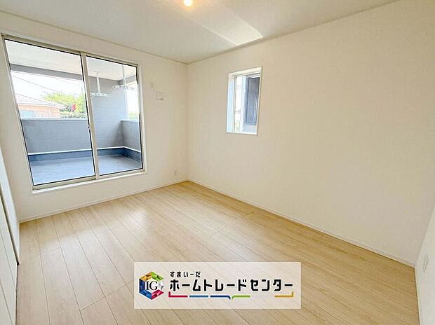 【リビング以外の居室】2面採光の洋室です。窓からの眺望もよくなり視界が広いので、部屋にいても飽きません、そしてもちろん大切なのは明るさと風通し、明るい日差しと心地よい風で自分のお部屋でくつろげる贅沢をご提供します。