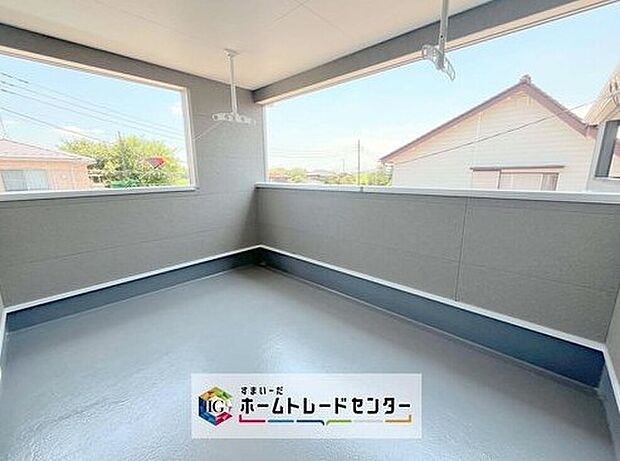 【バルコニー】南面に面したバルコニーはもちろん日当たり良好です。お洗濯物を干していただく際にも楽にできるように奥行きを広くお取りいたしました。明るく、暖かなゆとりあるスペースで快適に家事を行っていただけます。